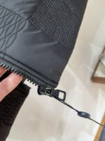 LV 2025ss秋冬新款 经典夹棉马甲，
采用防沾水面料 绗缝工艺 立体有型 保暖的同时又不失时尚感！休闲帅气感轻松营造 ；随性帅气的欧美调调！流畅利落 上身挺括有型，商务休闲都能很好驾驭的一款! ◾️
尺码 ：M-XXxL - Image 7