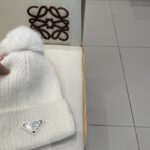 🧢普拉达💰RADA👒 秋冬新款配狐狸毛球专柜针织毛线帽，超火爆💖质感一流，出街超好搭配！减龄神器 - Image 6