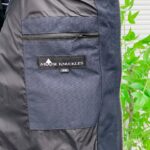 💰加拿大剪刀25SS  金属LOGO铆钉羽绒服马甲
顶级版本超高克重平均充绒量280G 超厚！顶级蓬松！ 顶级品质！100%还原全网最顶级充绒量超厚超保暖，区分市面杂货。
店主北方人亲自操刀 大大解决了南方出品不懂北方冬天的痛点 完全不吝啬 必须是塞满 塞的鼓鼓囊囊 和ZP一模一样的厚重 冬天鹅毛大雪站在雪地里我保证你没有感觉 裹棉被都不一定有它保暖 ！总结下来就是一句话：“除了我家你找不到比这更厚更保暖的羽绒马甲”
— 大码充绒量350克以上 三层里布防护不钻绒
— 原版购入开发 官网在售10000+
— 大身面料采用ZP打版， 防水耐脏 
— 验布后使用KP-LS全自动机械特种梭织拉布机制作
—正品YKK定制拉链 金属剪刀，金属铆钉加固 
— 三标辅料 齐全 吊牌 剪刀logo原版定制
— 整件衣服非常繁琐 廓形剪裁 原版尺码
— 绝对的1:1高版本 码数：S-XXL - Image 7