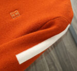Hermes 2025 Autumn/Winter New Sweater, the pinnacle of simplicity and the ultimate answer to hidden luxury. The classic round neck adds a touch of leisure and restraint, while the wool blend is skin friendly and soft. The sleeve design highlights a sense of fashion without showing off, and the poetry of color and pattern creates an effortless sense of luxury. It embodies the ultimate comfort and elegance of the brand tone. It is not just a sweater, it is a Hermes sweater. When you don't know what to wear, a Hermes sweater is always right.Counter size: M~3XLRecommended codes for height and weight that can be reported - Image 6
