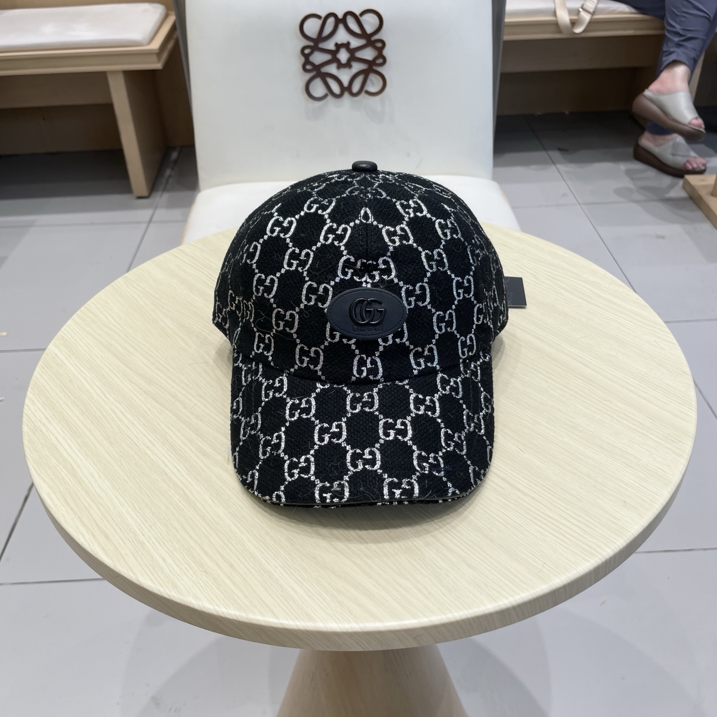 Gucci's new original baseball cap, custom-made 1:1 at the counter, made of lightweight and breathable canvas fabric! Basic head circumference of 56, adjustable patch.