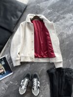 🆕- This woolen coat brings out the classic style with contemporary poetryWhen 72.1% sheep wool meets 27.9% polyester fiber, it weaves not only fabric, but also gentle armor that can withstand the test of time. The fleece surface has a fine luster, like a beach smoothed by the sea breeze. The light sand color will give off a warm luster like oatmeal Congee in the sun, and it will show the calm texture of gypsum sculpture in cloudy days.The arrangement of six buttons hides a thought-provoking rhythm - the four large buttons on the collar sound like piano accents, and the two small buttons on the hem sound like a light finish. This staggered design gives the placket a sense of rhythm amidst its regularity. The curve of the lapel is cut perfectly, which not only fits the collar shape of the shirt perfectly, but also outlines a graceful line when lifted in the wind.The round bottom patch pocket on the left chest is exquisitely crafted, with a curved bottom that makes the intervention posture more ergonomic. The slanted pockets on both sides have enough capacity to store hands, and the natural warmth of wool keeps fingertips warm even in cold winds. The most wonderful feature is the asymmetrical design of the cuffs - the outer knitted thread is windproof and warm, while the inner fabric continues the overall texture. The splicing details exposed when lifting the hand add a touch of fun.The one-piece cut on the back fully showcases the drape of the woolen fabric, and the hem forms smooth waves as you walk. The wine red lining inside is like a secret hidden in a suit, and the bright colors that catch a glimpse every time you take off are a small sense of ceremony unique to the wearer. The dual pocket design added to the side is both practical and considerate, allowing the phone and key to be placed separately without colliding with each other in the pocket.This jacket embodies the contemporary language of classic items, featuring a sturdy frame supported by polyester fibers, a soft and comfortable fit with plush wool, and asymmetrical cuffs for attention to detail. When others are still struggling with matching, this light sand colored jacket has already become the most sensible member in the wardrobe, easy to handle whether paired with jeans or trousers. In today's fast-paced fashion world, a wool jacket that can accompany you for many years but becomes even more flavorful is the true wardrobe cornerstone worth investing in.Color: Light Sand174-140 upper body size LSize: M-XXXL (48-56)Item number: FXHK8621M size bust circumference 114 shoulder width 47.8 sleeve length 60 garment length 62.5L size bust circumference 118 shoulder width 49 sleeve length 61.5 clothing length 64XL chest circumference 122 shoulder width 50.2 sleeve length 63 garment length 65.5XXL bust circumference 126 shoulder width 51.4 sleeve length 63.5 garment length 66.5XXXL bust circumference 130 shoulder width 52.6 sleeve length 64 garment length 67.5 - Image 2