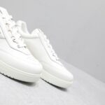 🌟  《顶级品质》
GⅣENCHY纪梵希魔术贴经典款 
专柜官网同步 市面最高版本 原版一比一复刻 四季潮鞋！纪凡希鞋子做工讲究 每一条走线都是按照原版样式 基本做到零瑕疵 媲美专柜 毫无压力 此款鞋即新潮又百搭！
▪️鞋面:进口摩术贴
▪️鞋面:进口头层牛皮
▪️垫脚:羊皮内里
▪️大底:原版TPU
▪️码数:女35一40 男39一44 - Image 7
