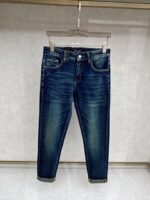 【Armani Jeans | Classic Denim, Embossed with Luxury DNA】 When streetwear meets haute couture, a pair of jeans can become a badge of status.
Deconstructing the language of denim with centuries-old craftsmanship, we infuse every inch of fabric with a modern attitude and luxurious details, making everyday wear a silent declaration of taste.
✨ A pair of jeans is an attitude, and even more so, a legacy.
It's not just a wardrobe essential, but also an interpretation of the brand's spirit—
"From suitcases to jeans, we have always defined the boundaries of luxury with the ultimate craftsmanship."
Sizes: 28-42 - Image 2