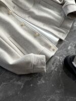 🆕- This woolen coat brings out the classic style with contemporary poetryWhen 72.1% sheep wool meets 27.9% polyester fiber, it weaves not only fabric, but also gentle armor that can withstand the test of time. The fleece surface has a fine luster, like a beach smoothed by the sea breeze. The light sand color will give off a warm luster like oatmeal Congee in the sun, and it will show the calm texture of gypsum sculpture in cloudy days.The arrangement of six buttons hides a thought-provoking rhythm - the four large buttons on the collar sound like piano accents, and the two small buttons on the hem sound like a light finish. This staggered design gives the placket a sense of rhythm amidst its regularity. The curve of the lapel is cut perfectly, which not only fits the collar shape of the shirt perfectly, but also outlines a graceful line when lifted in the wind.The round bottom patch pocket on the left chest is exquisitely crafted, with a curved bottom that makes the intervention posture more ergonomic. The slanted pockets on both sides have enough capacity to store hands, and the natural warmth of wool keeps fingertips warm even in cold winds. The most wonderful feature is the asymmetrical design of the cuffs - the outer knitted thread is windproof and warm, while the inner fabric continues the overall texture. The splicing details exposed when lifting the hand add a touch of fun.The one-piece cut on the back fully showcases the drape of the woolen fabric, and the hem forms smooth waves as you walk. The wine red lining inside is like a secret hidden in a suit, and the bright colors that catch a glimpse every time you take off are a small sense of ceremony unique to the wearer. The dual pocket design added to the side is both practical and considerate, allowing the phone and key to be placed separately without colliding with each other in the pocket.This jacket embodies the contemporary language of classic items, featuring a sturdy frame supported by polyester fibers, a soft and comfortable fit with plush wool, and asymmetrical cuffs for attention to detail. When others are still struggling with matching, this light sand colored jacket has already become the most sensible member in the wardrobe, easy to handle whether paired with jeans or trousers. In today's fast-paced fashion world, a wool jacket that can accompany you for many years but becomes even more flavorful is the true wardrobe cornerstone worth investing in.Color: Light Sand174-140 upper body size LSize: M-XXXL (48-56)Item number: FXHK8621M size bust circumference 114 shoulder width 47.8 sleeve length 60 garment length 62.5L size bust circumference 118 shoulder width 49 sleeve length 61.5 clothing length 64XL chest circumference 122 shoulder width 50.2 sleeve length 63 garment length 65.5XXL bust circumference 126 shoulder width 51.4 sleeve length 63.5 garment length 66.5XXXL bust circumference 130 shoulder width 52.6 sleeve length 64 garment length 67.5 - Image 6