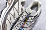 ▪panan权威实拍💯#AR41210
新货🚀#法国户外品牌-萨洛蒙 Salomon XT-6 
萨洛蒙复古潮流户外机能登山跑鞋
纯原外贸平台特供订单 
耗时半年巨作 全套原纸板楦头开发 
原厂特供网布配套加持 确保原汁原味
完美呈现版型 原档数据独家私模五层组合大底 
男女鞋同步官方开发至46.5 
原装Ortholite轻量化鞋垫 中底布带钢印编号 
原厂TPU锁扣 进口港宝加持 
后跟自然饱满 还原公司包裹性 
鞋面以“锯齿”状的包裹系统呈现 
在基色底之下加入了各种色点缀 
将公司的最新技术和时尚前卫的造型融入耐用的长跑款式中 
鞋面由 TPU 薄膜制成 并焊接在高耐磨网眼上 使其既时尚又坚固 由 ACS底盘支撑 可增强稳定性和支撑力 以及由橡胶凸耳 Contragrip外底覆盖的 EVA 缓冲中底 旨在应对崎岖的地形 鞋舌上的彩色Salomon 标签、Quicklace 系统以及鞋头、鞋舌和鞋跟上的附加品牌使细节更加完美 让穿着者可以轻松驾驭户外与通勤下的任何运动生活场景 无缝鞋身户外随意纵横 颜值与脚感兼备 出街通勤 绝对非常吸睛 你值得拥有 
官方货号: 475822 263633
尺码：36 36.5 37.5 38 38.5 39 40 40.5 41 42 42.5 43 44 44.5 45 46 46.5 - Image 9