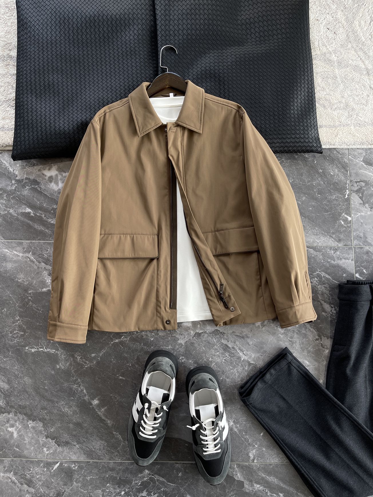 🆕- This collared cotton jacket takes business and casual wear to a new levelDo you want a jacket that can handle various occasions with ease? This lapel jacket perfectly balances the needs of business and leisure with a sharp cut and exquisite details. The 100% polyester twill fabric gives this jacket just the right amount of elasticity and stiffness, without being as restrained as traditional suit jackets, while maintaining a sleek silhouette. The 60g insulation cotton filled inside provides enough warmth even in late autumn and early winter weather, without appearing bulky at all.The most attractive feature of this jacket is its seemingly low-key yet intricate detail design. The classic lapel design continues the usual elegant genes, while the hidden size 5 metal zipper paired with a double four fold placket ensures both convenience in wearing and maintains a simple and smooth appearance. The electroplated gun colored zipper head seamlessly blends with the overall color tone, making it almost imperceptible from a distance. This attention to detail is the essence of luxury brands.The functionality is equally surprising. The dual pocket design on the front side - a combination of vertical digging and lateral opening pockets, meets the storage needs of different items. The widened edge of the bag cover is embedded with environmentally friendly microfiber leather of the same color scheme, which not only enhances durability but also inadvertently exudes a sense of luxury. The leather inlay at the bottom of the placket echoes the bag cover, showcasing the designer's insistence on overall aesthetics.The slightly wide silhouette is very friendly to all body types, and there is no sense of restraint during activities. The two-piece back design not only allows for more freedom of movement, but also cleverly incorporates the 232 highway emblem, becoming the most unique identity symbol of the entire jacket. The solid color lining inside is skin friendly and comfortable, making it particularly smooth to put on and take off.Brown tones are warm and elegant, suitable for creating intellectual images; Classic black is timeless and a safe choice for business occasions. Both colors are versatile enough to easily handle anything from formal meetings to weekend dates. The most important thing is that this jacket requires almost no special care, and the properties of the polyester fiber fabric keep it stiff and stylish at all times.This work interprets the essence of modern business casual wear - maintaining a professional image while also considering daily comfort. The hidden zippers, inlaid leather details, and unique back design silently enhance the wearing experience. It is not the kind of item that highlights its value through a striking logo, but rather impresses those who truly understand the industry with its practicality and exquisite craftsmanship.Color: Brown, Black174-140 upper body size LSize: M-XXXL (48-56)Style number: FXHM8601Size M Chest circumference 116 Shoulder width 48.4 Sleeve length 60 Clothing length 66Size L Chest circumference 120 Shoulder width 49.6 Sleeve length 61.5 Clothing length 67.5XL Chest Size 124 Shoulder Width 50.8 Sleeve Length 63 Clothing Length 69XXL chest circumference 128 shoulder width 52 sleeve length 63.5 clothing length 70XXXL bust circumference 132 shoulder width 53.2 sleeve length 64 garment length 71