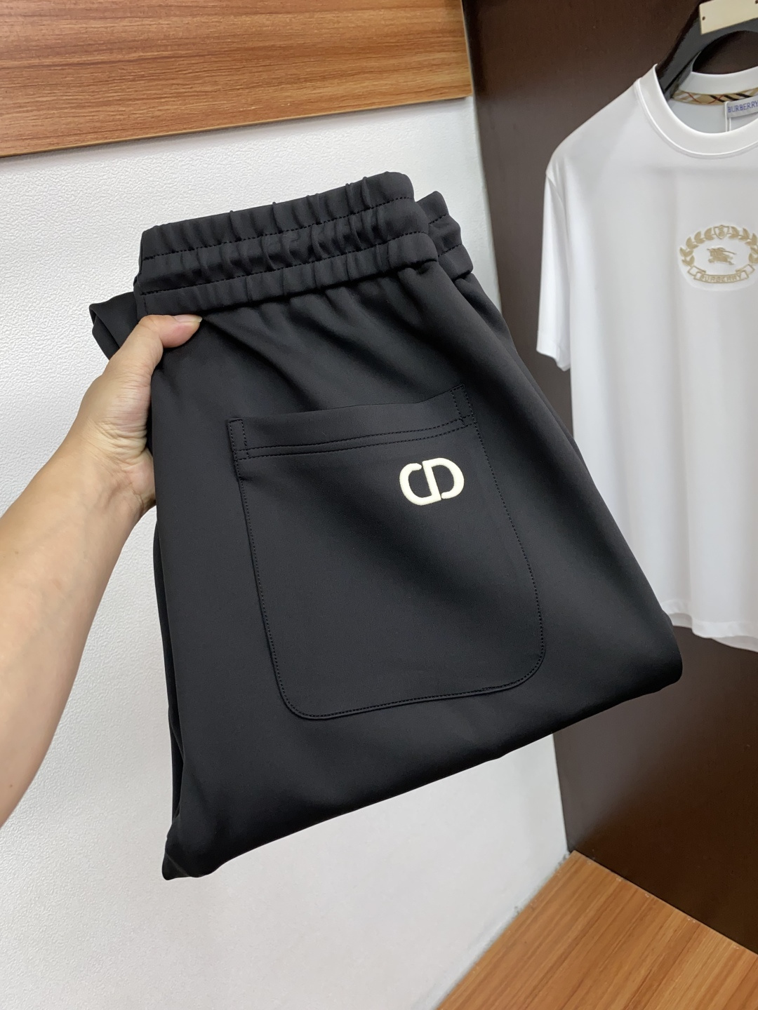 Dior 2025SS early autumn new product original men's casual pants are a must-have type every season, an unquestionable hot selling flagship item, in line with the best color matching of the four seasons. The overall style continues the SLP tone, integrating multiple craftsmanship aesthetics throughout the body, and washing and aging naturally creates a rebellious and personalized style! In terms of details, it is extremely outstanding and meticulously crafted. The entire body is made of customer supplied metal chains, which effectively demonstrates the brand identity! Gaoke repeated cotton fabric, the decorative washing of the ribbon is excellent, impeccable! Pattern cutting perfect size M-3xL