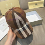 New shipmentComes with a box bag and Burberry original baseball cap, a hot selling item at the counter. Classic plaid, 1:1 custom mold, canvas fabric, pure cotton lining, lightweight and breathable. Perfect design, precise and accurate grid alignment, top layer cowhide leather adjustment buckle, original factory quality, exclusive physical shooting, suitable for both men and women. - Image 4