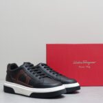 Ferragamo菲拉格慕 男新款休闲运动鞋 运动时尚魅力 经典搭配色 打造迷人个性化印花设计 高雅风格与休闲气韵交相辉映，张扬都市时髦风范。丰富色彩交织摩登韵味，简洁线条勾勒廓形包身，演绎休闲美学经典
-鞋面·🔝纳帕牛皮·品牌帆布·车缝品牌图腾
-内里·帆布，垫脚：顶级牛皮
-原版·TPR·橡胶发泡·双色成型大底
-Size 38-44 - Image 2
