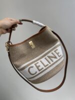 Celine赛琳21s新款Cabas限定款水桶包. 单肩手提包，包身采用羊毛🦙织物帆布面料配头层牛皮革制成，这个面料比普通帆布感觉更耐磨耐用，这款帆布包真心好看，配色很温暖，自带愉悦喜庆的气氛。正面品牌字母Logo刺绣针织，彰显品牌标识度。底部采用牛皮革面料。顶部固定牛皮革手提，另配一条可调节牛皮革物长肩带，可手提也可肩背，肩带厚实，上身非常舒适。360%旋转扭扣开合设计，携带出门方便又安全。内里空间超大，配有一个可拆卸的拉链袋，隐私物件或者一些小东西可以更好的收纳，容量巨能装。轻松满足任何日常出门所需。上身美丽，搭配任何衣服都能提升整体造型的时髦度，随性又复古感。特别是要出门，但是又不想打扮太花俏，只想低调的出去逛个街的，这款包绝对是最佳选择，既朴素又不失设计，朴实又总是吸引人眼球，一眼望去简直无法转移目光，出去度假也是拎了就能走，简直太爱了，赶紧自留起来！尺寸：25X23X23cm 编号：#826373750 - Image 3