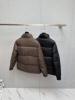 PRADA 2025 new down jacket, original version customized development hardware accessories, all details are fully handled in place! The upper body effect of the design is amazing! Versatile, fashionable and handsome! The original memory silk fabric at the counter has a stylish texture, providing warmth and rejecting bloating! The upper body is amazing. Size: M-3XL - Image 9