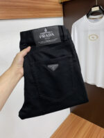 Prada's new spring/summer 2025 casual pants are cleanly cut, with a strong urban style. They are made of finely spun pure cotton fabric, which feels soft, sticky, and dry to the touch. The upper body effect is crisp and stylish. Exquisite hardware, very attractive for business and leisure. With so many top-notch materials, it creates a high-end product with unparalleled value, which is the first choice for high-end trendy and fashionable peopleSize: 30-38
