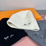 配防尘袋
路易威登LOUIS VUITTON🎩官方热卖爆款，羊毛针织毛线帽，时尚好品质高端大气，超柔软！超火爆💖质感很赞，出街超好搭配！时尚潮流！秋冬必备单品，快快入手哦！ - Image 9