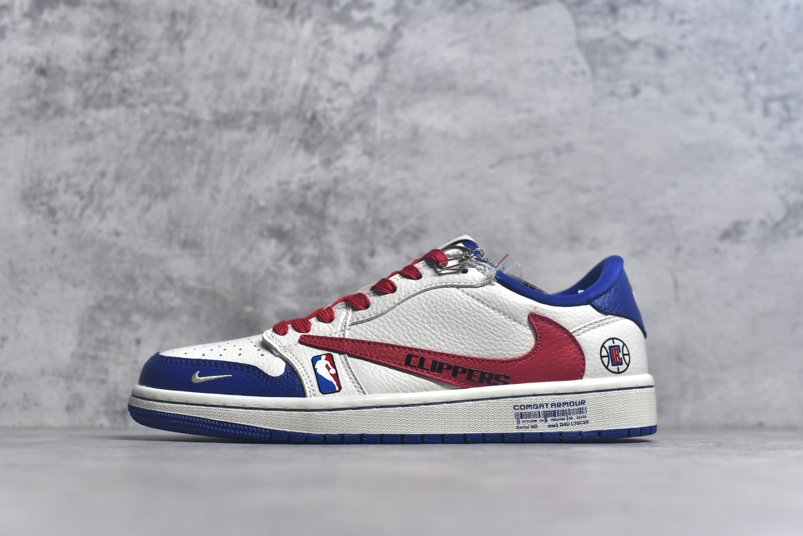▪🐼权威实拍💯#SJ37860
新货🚀#Travis Scott x Fragment Design x Air Jordan 1 Low OG SP AJ1 洛杉矶快船联名 低帮文化休闲板鞋 SC9207-026
#多方联名合作融合了Travis Scott 独特的音乐风格，藤原浩个性的设计风格以及Jordan品牌的经典元素 使其成为一双具有独特身份和价值的鞋子 清新而立体的外观加上联名标识更突出了其独特身份 这种配色方案显示出活力和时尚感 在视觉上引人注目  鞋身的质感和细腻的细节处理使其显得高端而格调十足  这款“倒钩”联名是设计与创意完美结合  融合多方的个性风格是一款备受瞩目的潮流鞋款
尺码：36 36.5 37.5 38 38.5 39 40 40.5 41 42 42.5 43 44 44.5 45 9.E5