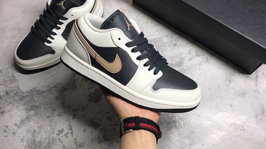 ▪公司级别
Air Jordan AJ1 Low 低帮 白黑金钩