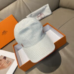 配盒子布袋，HERMÈS (爱马仕)原单棒球帽，经典H， 正品开模订制，原版透气帆布面料+头层牛皮，原厂精钢调节扣，做工细致，时尚帅气质量超赞！