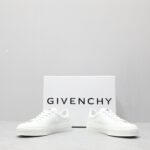 🌟  《顶级品质》
GⅣENCHY纪梵希魔术贴经典款 
专柜官网同步 市面最高版本 原版一比一复刻 四季潮鞋！纪凡希鞋子做工讲究 每一条走线都是按照原版样式 基本做到零瑕疵 媲美专柜 毫无压力 此款鞋即新潮又百搭！
▪️鞋面:进口摩术贴
▪️鞋面:进口头层牛皮
▪️垫脚:羊皮内里
▪️大底:原版TPU
▪️码数:女35一40 男39一44 - Image 3