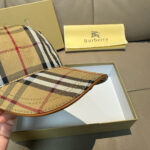 Hot selling item return!Burberry original baseball cap with box bag, hot selling item at the counter, dark patterned knight, 1:1 custom mold, canvas fabric, pure cotton lining, lightweight and breathable. Perfect design, precise and accurate grid alignment, top layer cowhide leather adjustment buckle, original factory quality, exclusive physical shooting, suitable for both men and women. - Image 5