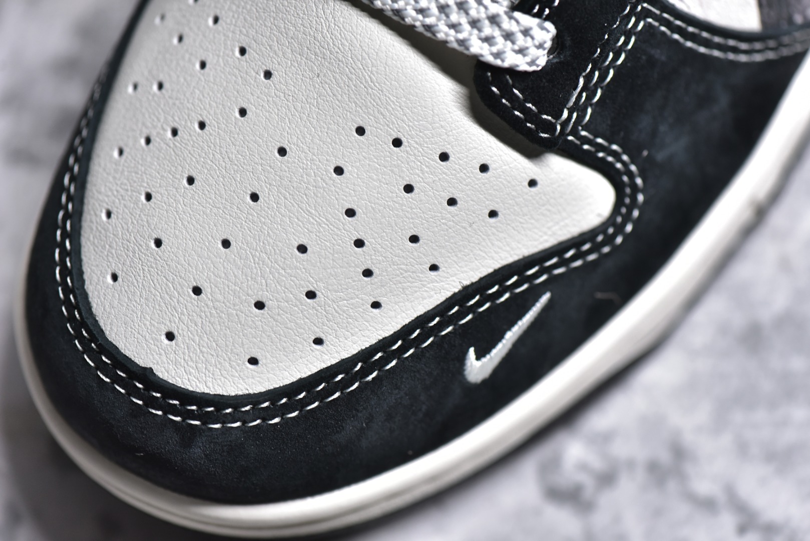 ▪️细节鉴定
NK SB Dunk Low x Stussy 黑神话悟空 白黑小钩翻毛满天星