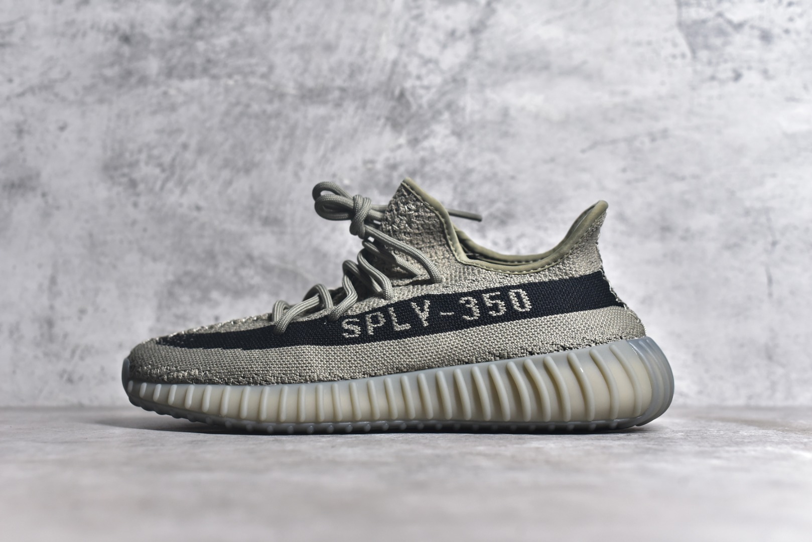 独家纯原 新批次 Yeezy 350V2 原纸版 原鞋开模完美打造 采用辰元飞织鱼丝网原厂面 非进口机台 大底原厂半透明RB巴斯夫满钉大底  原厂东莞百宏3M反光鞋带 质感一致 原厂鑫成新粉原鞋垫 LOGO胶浆印花 钛金针与高士马克线针车精工打造 一切遵循原厂指令单采购同源原材 采购全套原厂进口材料 原纸版 原楦头 市场最强批次 SIZE：36 36.5 37 38 38.5 39 40 40.5 41 42 42.5 43 44 44.5 45 46 47 48