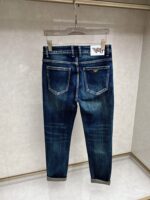 【Armani Jeans | Classic Denim, Embossed with Luxury DNA】 When streetwear meets haute couture, a pair of jeans can become a badge of status.
Deconstructing the language of denim with centuries-old craftsmanship, we infuse every inch of fabric with a modern attitude and luxurious details, making everyday wear a silent declaration of taste.
✨ A pair of jeans is an attitude, and even more so, a legacy.
It's not just a wardrobe essential, but also an interpretation of the brand's spirit—
"From suitcases to jeans, we have always defined the boundaries of luxury with the ultimate craftsmanship."
Sizes: 28-42 - Image 8
