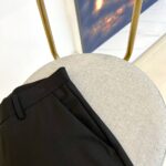 Dior and SS's new autumn and winter men's business thick casual pants are platinum level perfect appearance, directly entering the counter. They are a rare item in the industry in recent years, made of micro elastic fabric. The quality, craftsmanship, fabric, and accessories subvert imagination, and the details are exquisite. Customized original elastic cotton fabric! Creating a rebellious and tough personality color, the unique logo adds a lot of points, clever and exquisite, and the cutting and design continue the modern simplicity and efficiency of Italian style, bringing the tone of fashion aesthetics to the extreme. 29-38 None 35, 37 (please indicate waist circumference when placing an order) - Image 5