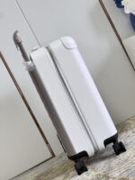 【独家实拍 白花拉杆箱】K632 全新 Horizon 拉杆箱以个性创意革新路易威登的传奇经典，为标志性 Monogram 帆布点缀旅行贴饰，追溯品牌传统行李箱的设计风尚。皮革边角保护和超大外置拉杆丰富智慧细节，打造优雅且实用的旅行伴侣。详细特征35.0 x 23×53cm（长×宽×高）
人工测量1-2cm误差 
【温馨提示❤此款无包装/不支持退换】 - Image 4