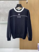 The latest round neck sweater for autumn and winter on the Dior 2025 official website is currently on sale at the counter! Specially supplied wool blended fabric Comfortable to feel It can directly touch the skin, with exquisite embroidered logos and badges that are extremely eye-catching! Details highlight the fashionable charm of big brands Exquisite craftsmanship Stereoscopic cutting style The wearing effect is unbeatable and handsome! All three standards are complete! Size: M-3XL