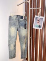 【Armani Jeans | Classic Denim, Embossed with Luxury DNA】 When streetwear meets haute couture, a pair of jeans can become a badge of status.
Deconstructing the language of denim with centuries-old craftsmanship, we infuse every inch of fabric with a modern attitude and luxurious details, making everyday wear a silent declaration of taste.
✨ A pair of jeans is an attitude, and even more so, a legacy.
It's not just a wardrobe essential, but also an interpretation of the brand's spirit—
"From suitcases to jeans, we have always defined the boundaries of luxury with the ultimate craftsmanship."
Sizes: 28-42 - Image 8