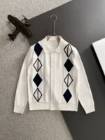 LV 2025 official website's latest winter sweater, synchronized with popular items on sale at counters! Specially supplied wool blended fabric Comfortable to feel It can directly touch the skin, with exquisite embroidered logos and badges that are extremely eye-catching! Details highlight the fashionable charm of big brands Exquisite craftsmanship Stereoscopic cutting style The wearing effect is unbeatable and handsome! All three standards are complete! Size: M-3XL