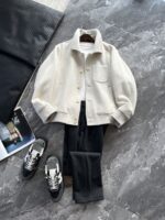 🆕- This woolen coat brings out the classic style with contemporary poetryWhen 72.1% sheep wool meets 27.9% polyester fiber, it weaves not only fabric, but also gentle armor that can withstand the test of time. The fleece surface has a fine luster, like a beach smoothed by the sea breeze. The light sand color will give off a warm luster like oatmeal Congee in the sun, and it will show the calm texture of gypsum sculpture in cloudy days.The arrangement of six buttons hides a thought-provoking rhythm - the four large buttons on the collar sound like piano accents, and the two small buttons on the hem sound like a light finish. This staggered design gives the placket a sense of rhythm amidst its regularity. The curve of the lapel is cut perfectly, which not only fits the collar shape of the shirt perfectly, but also outlines a graceful line when lifted in the wind.The round bottom patch pocket on the left chest is exquisitely crafted, with a curved bottom that makes the intervention posture more ergonomic. The slanted pockets on both sides have enough capacity to store hands, and the natural warmth of wool keeps fingertips warm even in cold winds. The most wonderful feature is the asymmetrical design of the cuffs - the outer knitted thread is windproof and warm, while the inner fabric continues the overall texture. The splicing details exposed when lifting the hand add a touch of fun.The one-piece cut on the back fully showcases the drape of the woolen fabric, and the hem forms smooth waves as you walk. The wine red lining inside is like a secret hidden in a suit, and the bright colors that catch a glimpse every time you take off are a small sense of ceremony unique to the wearer. The dual pocket design added to the side is both practical and considerate, allowing the phone and key to be placed separately without colliding with each other in the pocket.This jacket embodies the contemporary language of classic items, featuring a sturdy frame supported by polyester fibers, a soft and comfortable fit with plush wool, and asymmetrical cuffs for attention to detail. When others are still struggling with matching, this light sand colored jacket has already become the most sensible member in the wardrobe, easy to handle whether paired with jeans or trousers. In today's fast-paced fashion world, a wool jacket that can accompany you for many years but becomes even more flavorful is the true wardrobe cornerstone worth investing in.Color: Light Sand174-140 upper body size LSize: M-XXXL (48-56)Item number: FXHK8621M size bust circumference 114 shoulder width 47.8 sleeve length 60 garment length 62.5L size bust circumference 118 shoulder width 49 sleeve length 61.5 clothing length 64XL chest circumference 122 shoulder width 50.2 sleeve length 63 garment length 65.5XXL bust circumference 126 shoulder width 51.4 sleeve length 63.5 garment length 66.5XXXL bust circumference 130 shoulder width 52.6 sleeve length 64 garment length 67.5