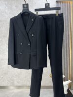 LV 2023 Autumn/Winter New Products 📸 Casual and fashionable original suit set, with the brand's classic logo mark 👍🏻 Super generous, with lining design emphasizing perfect lines, perfectly blending the low-key and melancholic temperament of England with the exquisite and noble French style. A sleek and ergonomic cut, with a tall and handsome upper body, comfortable and slim fit, showcasing a gentlemanly demeanor. Selected suit fabric, with a soft and delicate touch, good luster and elasticity. Paired with this suit set, it is a great choice for stylish men. The silhouette and waist cinching cut add more comfort to their attire, making them look slim yet handsome! A must-have for trendy men! Counter size: S-2XL