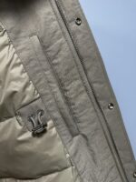 #qiu 🐉🐉 、 BBR Burberry FW2025 Autumn/Winter New Down Jacket. The cabinet is on sale and difficult to find. Using customized windproof and rainproof fabric, wrinkle resistant and stylish, soft and skin friendly, with extremely high comfort for the upper body; Extremely high recognition; Suitable for concave various shapes; Filled with 90% velvet, it is soft, warm, and fluffy, giving the upper body a stylish look; A down jacket suitable for various occasions.Size: M-3XL (AY)Size: Shoulder width cm Chest circumference cm Clothing length cm Sleeve length cmManual measurement with 1-2cm error is normal (chest circumference ± 4cm per yard, other parts ± 1cm) - Image 12
