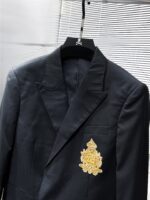 Dolce&Gabbana DG 2025ss Spring and Autumn new suit, high-end version! Customized fabrics for counters have high breathability and comfort, impeccable details, and brand element design concepts, reflecting high quality. Delicate and soft to the touch! Presenting casual tailoring, the upper body design is superb! Size range: 48-58 - Image 3