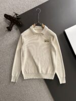 GUCCI 2025官网冬季最新毛衣，专柜同步在售爆款！特供羊毛混纺面料.手感舒适.可直接接触皮肤，logo徽章精致刺绣标志，极为抢眼！细节凸显大牌时尚魅力.精致做工.立体裁剪风格.穿着效果无敌帅气！三标齐全！码数：M-3XL