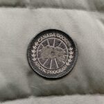 💰Canada Goose加拿大鹅男女同款羽绒马甲
➖ 正品同步防伪芯片感应！
➖ 进口百灵达绣花机定制万针绣花标！
➖ 进口21支涤棉混纺原厂面料，采用Feather-Light 10D防水涂层面料，由84.5的聚酯纤维和15.5的棉制成，100%全网最好手感！
➖ 正品官网同步国标95白鸭绒！等一系列误导！
➖ 100%尼龙nylon里布双重双层封禁设计，防止跑绒，领口及口袋内里采用顶级摇粒绒保暖又舒适！
➖ 吉田YKK客供原厂定制电镀拉头，双向可锁定拉链，紧实顺滑不掉漆！
➖ 3M复合原版魔术贴经久耐用，辅料五金全部拆版定做！
尺码：XS-XXL - Image 5