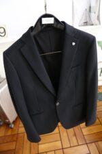 🔥 Fan Sizhe/Vers * ceAutumn New Arrivals 📸 Casual and fashionable original suit set, with the brand's classic logo mark 👍🏻 Super generous, with lining design emphasizing perfect lines, perfectly blending the low-key and melancholic temperament of England with the exquisite and noble French style. A sleek and ergonomic cut, with a tall and handsome upper body, comfortable and slim fit, showcasing a gentlemanly demeanor. Selected suit fabric, with a soft and delicate touch, good luster and elasticity. Paired with this suit set, it is a great choice for stylish men. The silhouette and waist cinching cut add more comfort to their attire, making them look slim yet handsome! A must-have for trendy men! Counter size: S-XXL, shipped next day! - Image 2