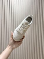 男码加10  Fendi芬迪板鞋首款大头运动鞋~~fendi match篮球运动鞋，最新元素注入加FF复古的设计，超经典百搭系列……
鞋面采用牛皮和牛猄拼接组合，侧面凸起的双F logo，内里采用毛巾布里，TPU发泡组合双色大底不一般的舒适！情侣款35-44 - Image 2