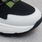 Moncler男士 Monte Runner 防水针织运动鞋
  该系列运动鞋延续了品牌的山地基因，透气防水，耐磨实穿，设计橡胶复合鞋底 适用于任何地形，具有耐久性和出色抓地力，增强缓冲和回弹力 搭配TPU尾翼，
  无论是都市漫游还是各类山地户外运动，都能轻松驾驭，潮酷个性叉充满科技感的外观，喜Gorpcore户外机能风的千万不能错过户外跑步都市漫步设计
Size:38-45 - Image 9