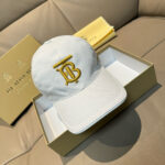Comes with a box bag, Burberry's new original baseball cap, 1:1 custom mold, and a brand new three-dimensional warhorse embroidery, exquisite and flawless! Original canvas fabric+top layer cowhide, meticulous workmanship, original factory quality, exclusive physical photography. Black and white two-color shipping.