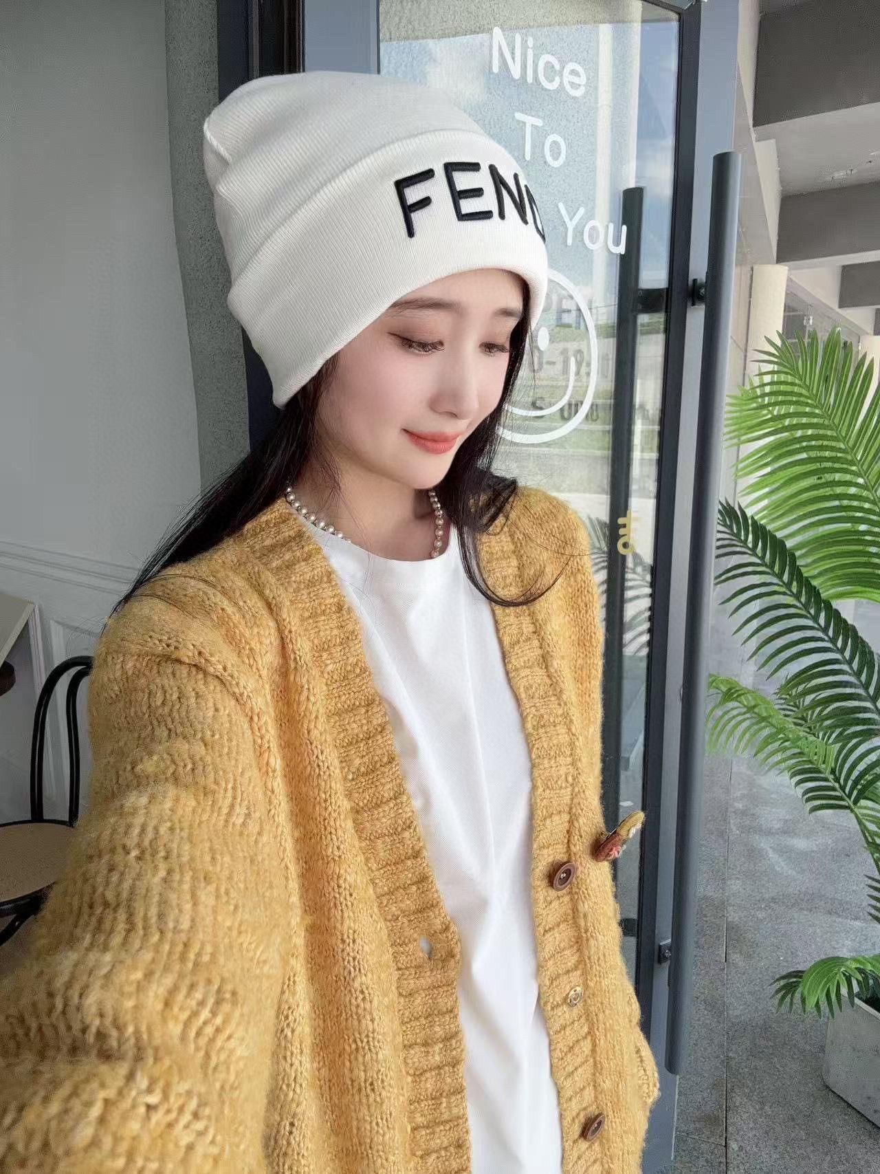 💰 FENDI's official website recommends a knitted hat that is popular among fashion bloggers for autumn and winter. It hides a subtle sense of luxury, with every line exuding a clean and elegant style. It is simple yet not simple, generous yet not out of style, and every detail showcases high-end taste. The sense of fashion becomes more and more enduring in restraint.
