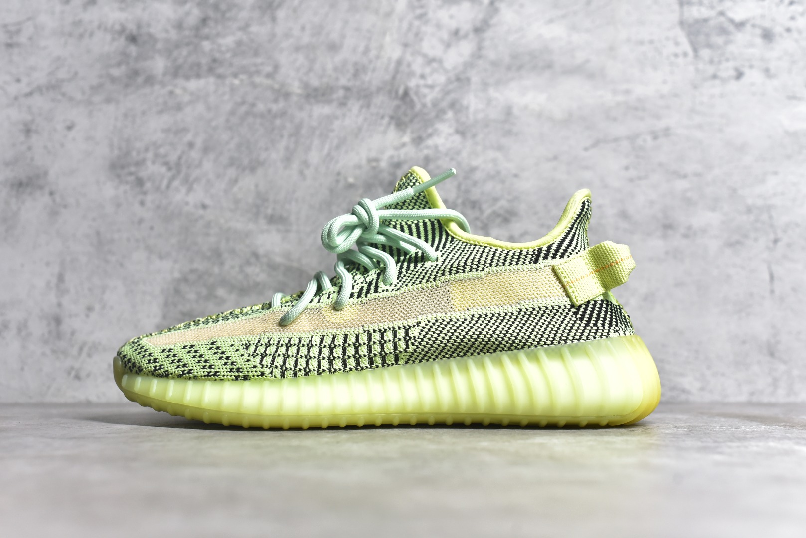 独家纯原 新批次 Yeezy 350V2 原纸版 原鞋开模完美打造 采用辰元飞织鱼丝网原厂面 非进口机台 大底原厂半透明RB巴斯夫满钉大底  原厂东莞百宏3M反光鞋带 质感一致 原厂鑫成新粉原鞋垫 LOGO胶浆印花 钛金针与高士马克线针车精工打造 一切遵循原厂指令单采购同源原材 采购全套原厂进口材料 原纸版 原楦头 市场最强批次 SIZE：36 36.5 37 38 38.5 39 40 40.5 41 42 42.5 43 44 44.5 45 46 47 48