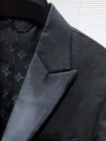 Louis Vuitton LV 2025ss Spring and Autumn new suit, high-end version! Customized fabrics for counters have high breathability and comfort, impeccable details, and brand element design concepts, reflecting high quality. Delicate and soft to the touch! Presenting casual tailoring, the upper body design is superb! Size range: 48-58 - Image 5