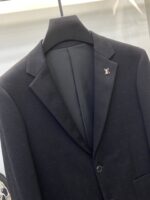 LV2025 autumn new men's casual wool suit jacket, made of high-end custom high-density suit fabric, with finished garments treated with silk gloss, super soft and comfortable, with an excellent texture. Fashionable and stylish upper body, meticulously crafted. The visual effect is super strong. Original tailoring at the counter, all original hardware accessories, and a unique trendy item in the wardrobe. Size: M-3XL 178 140kg L slim fit, maximum weight for wearing 190kg - Image 7