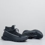 Moncler男士 Monte Runner 防水针织运动鞋
  该系列运动鞋延续了品牌的山地基因，透气防水，耐磨实穿，设计橡胶复合鞋底 适用于任何地形，具有耐久性和出色抓地力，增强缓冲和回弹力 搭配TPU尾翼，
  无论是都市漫游还是各类山地户外运动，都能轻松驾驭，潮酷个性叉充满科技感的外观，喜Gorpcore户外机能风的千万不能错过户外跑步都市漫步设计
Size:38-45 - Image 7