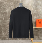 Hermes 2025 Autumn/Winter New Sweater, the pinnacle of simplicity and the ultimate answer to hidden luxury. The classic round neck adds a touch of leisure and restraint, while the wool blend is skin friendly and soft. The sleeve design highlights a sense of fashion without showing off, and the poetry of color and pattern creates an effortless sense of luxury. It embodies the ultimate comfort and elegance of the brand tone. It is not just a sweater, it is a Hermes sweater. When you don't know what to wear, a Hermes sweater is always right.Counter size: M~3XLRecommended codes for height and weight that can be reported - Image 3