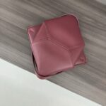 L⊚℮w℮新款🆕迷你🌟双色🌟亮面牛皮革Puzzle Fold 手袋从品牌经典手袋系列的几何线条汲取灵感🆕以富含几何建筑美感的镶片重新诠释,能完全折叠，可谓旅行良伴🖤品牌运用创意巧思打造柔软轻盈的手袋，搭配低调雅致的 LOEWE 品牌标志。此迷你版本双色版本采用亮面牛皮革打造、可肩背、斜背或手提 可拆卸可调整肩带 绒面革衬里L⊚℮w℮烫金。
size:16.5*9.5*20CM
型号：052322（配全套包装） - Image 8