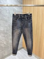 【Armani Jeans | Classic Denim, Embossed with Luxury DNA】 When streetwear meets haute couture, a pair of jeans can become a badge of status.
Deconstructing the language of denim with centuries-old craftsmanship, we infuse every inch of fabric with a modern attitude and luxurious details, making everyday wear a silent declaration of taste.
✨ A pair of jeans is an attitude, and even more so, a legacy.
It's not just a wardrobe essential, but also an interpretation of the brand's spirit—
"From suitcases to jeans, we have always defined the boundaries of luxury with the ultimate craftsmanship."
Sizes: 28-42 - Image 2