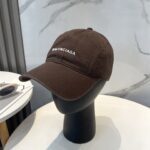 Balenciaga Balenciaga baseball cap. My family has already mastered Balenciaga's craftsmanship, which is sure to be a hit. Balenciaga's new washed cotton baseball cap is a must-haveHeavy industry craftsmanship, double B letter logo, innovative and fashionable trendy styleExclusive physical shooting for both men and women, adjustable for both genders